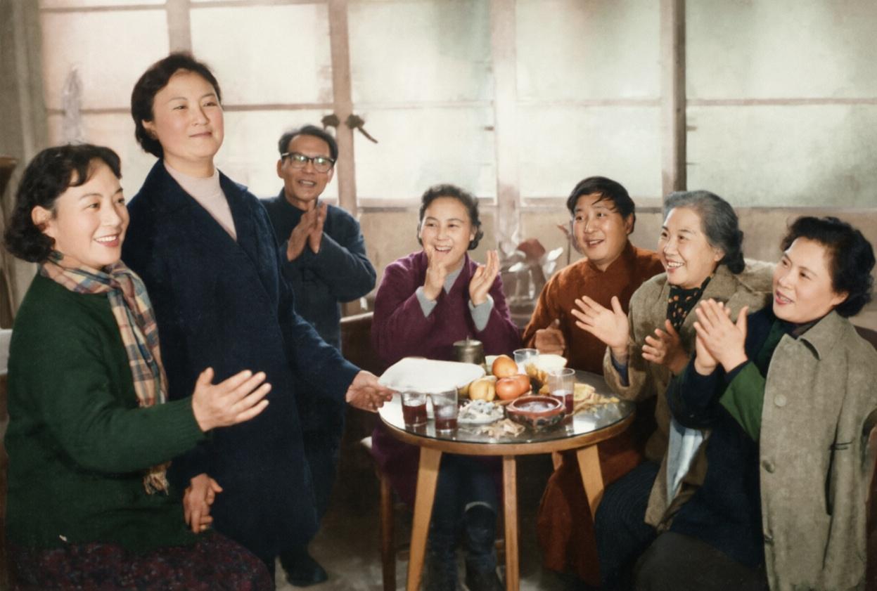 一张珍贵的老照片：我只认出了白杨、秦怡、赵丹、黄宗英、王丹凤，目光如霖的你能认出