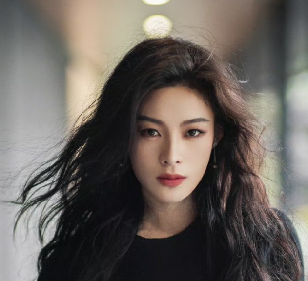 因《镖人》大火的陈丽君冲上热搜这次她传来一个大好消息，让整个娱乐圈都羡慕了。