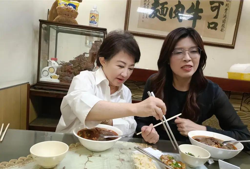 到底支持谁？卢秀燕为难了！明天，国民党的主席选举就要开始投票了，卢秀燕明天投票肯