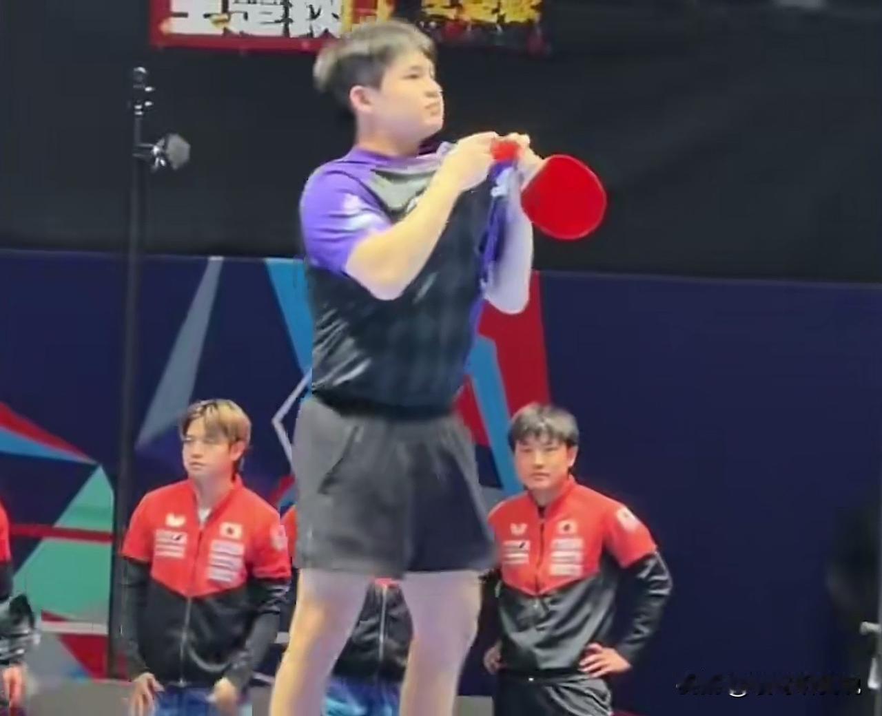 张本:好羡慕啊！这小子好帅啊！本来我也想跳上去庆祝一下的！算了，不看了，生