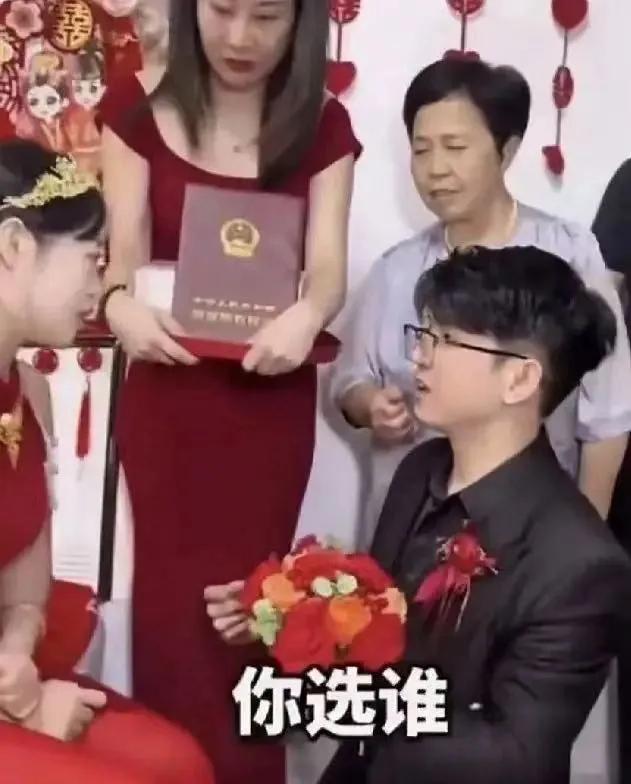新娘婚礼当天逼新郎回答“我和你妈，你选谁”，新郎当场摘下捧花转身离开，这场婚礼没
