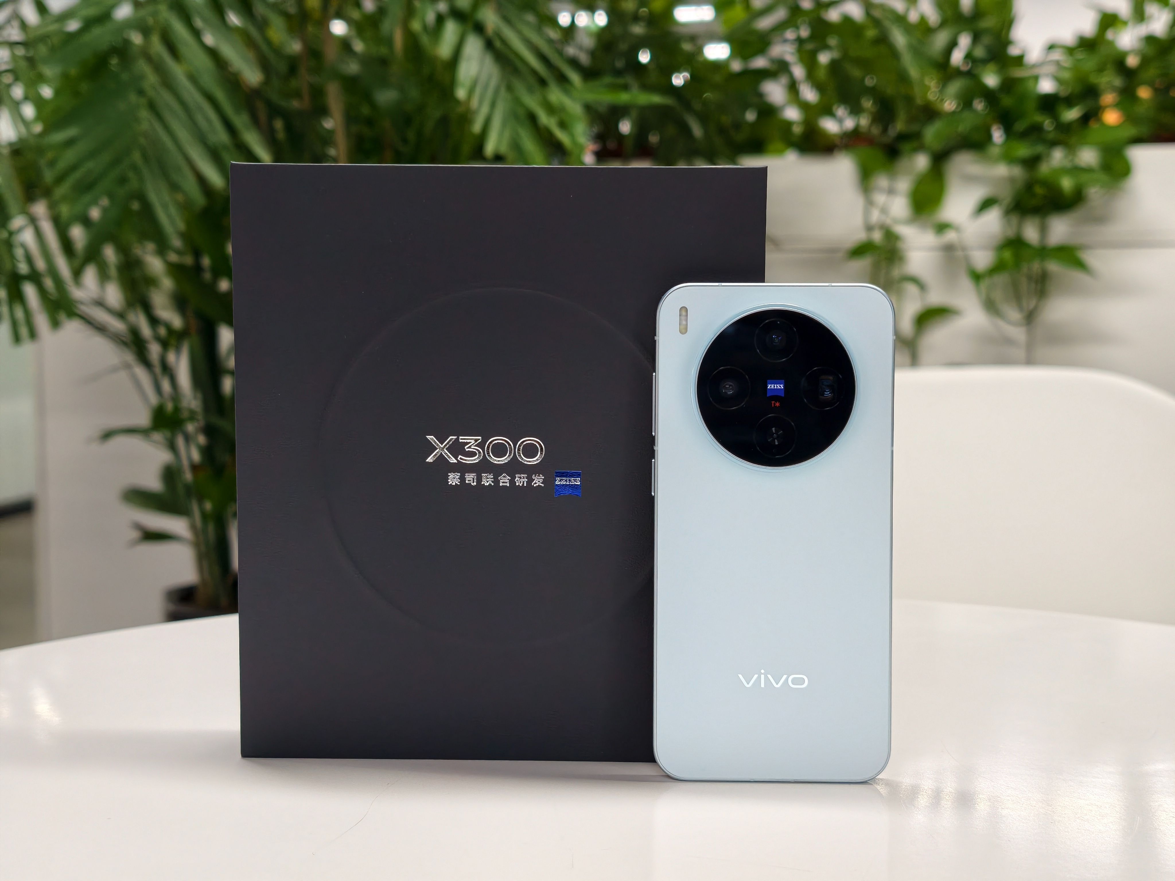 蓝厂在做小直屏手机这块太权威了，vivoX300从配色观感、轻薄质感、握持手感
