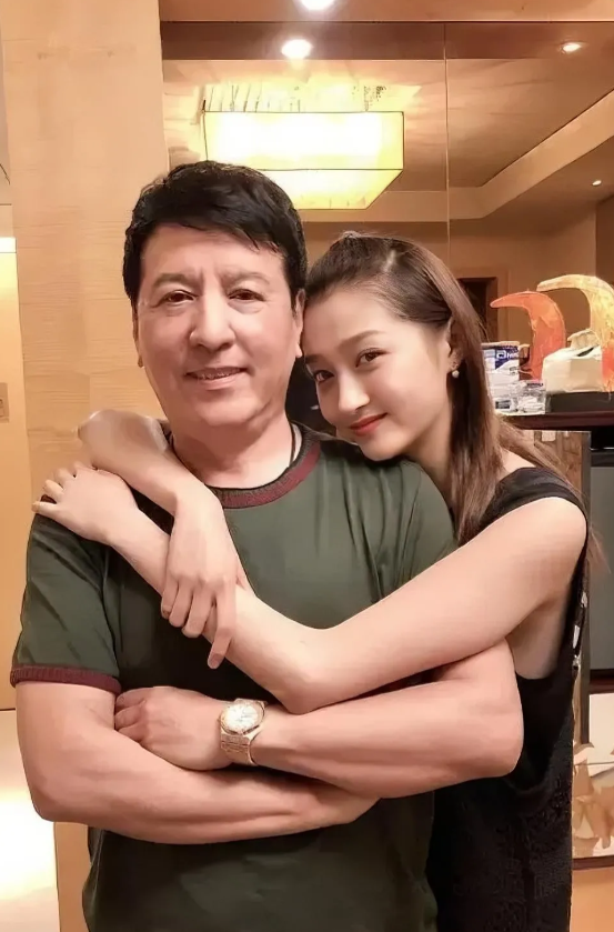 关晓彤搂着的男人应该很幸福吧！大家应该知道这个男人是谁吧？看他双手抱臂站的笔直，