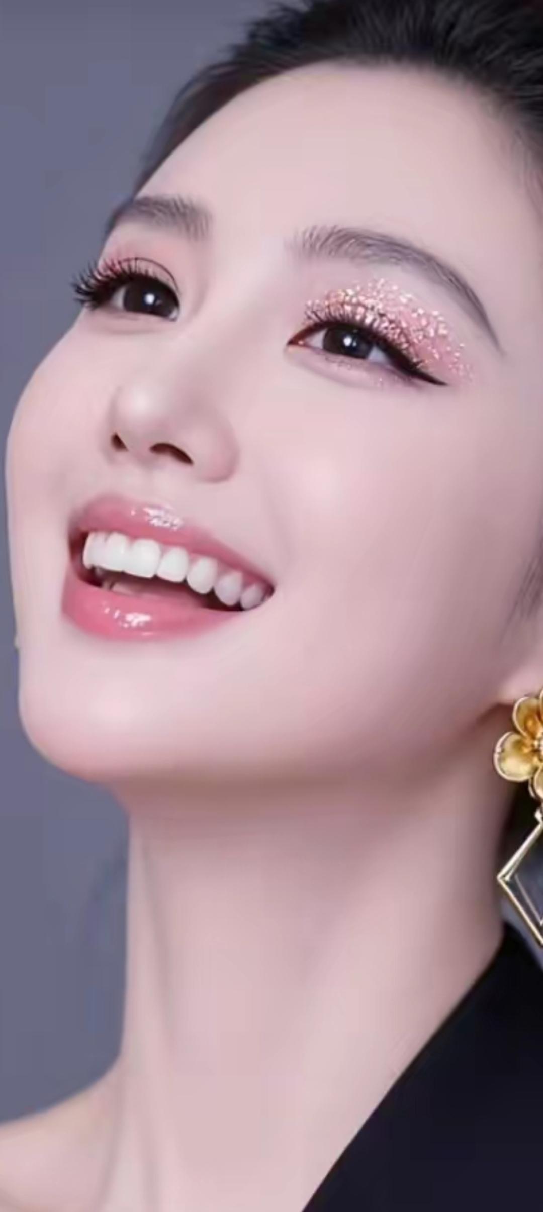 闪耀眼妆，甜美笑容，时尚耳环，完美妆容！💄✨😊