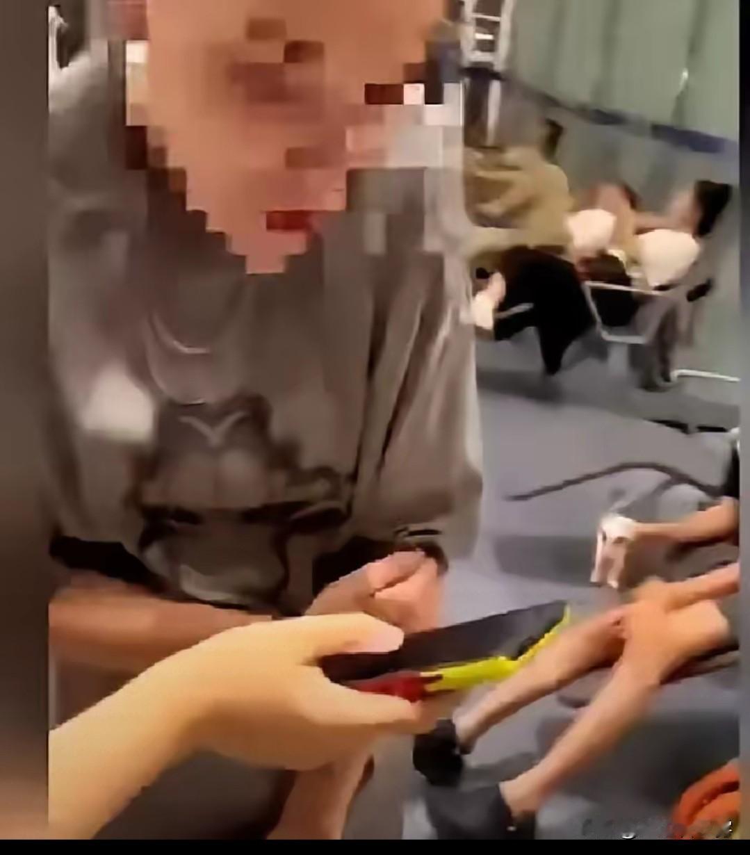 无锡飞往北京的航班在候机室发生一幕惊心动魄的场面，一名外籍女子，手里拿着一个