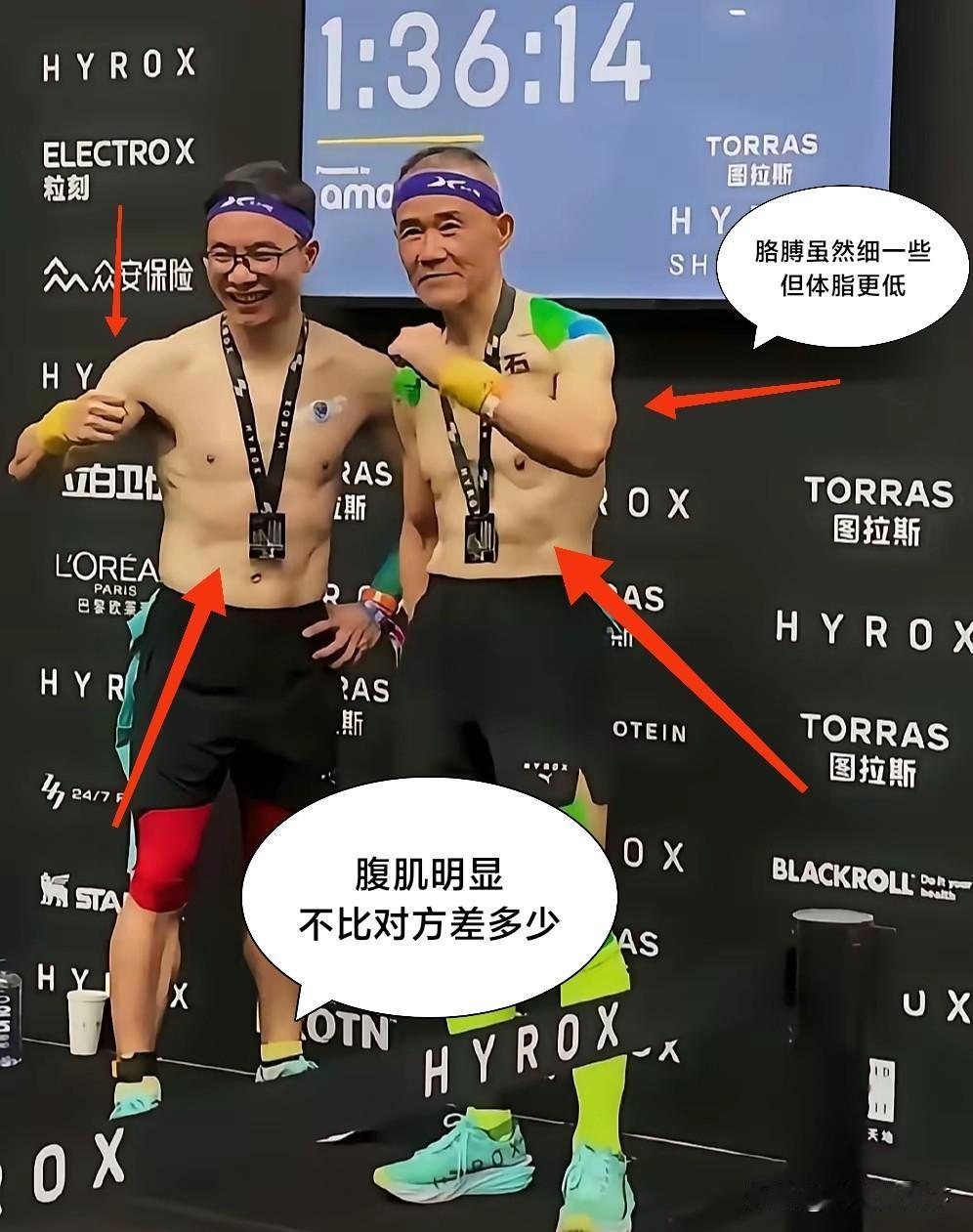 王石虽然75岁，浑身的肌肉依然健壮无比，这是他和一名中年男子合影的照片。可以看