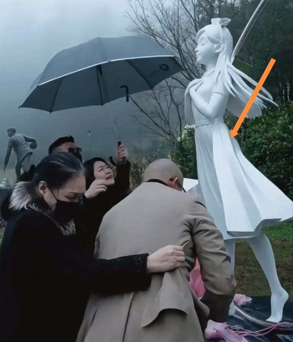 大S的雕像整体身形微微向前倾，仿佛正要展翅飞起，姿态轻盈，像一位纯真又美丽的天使