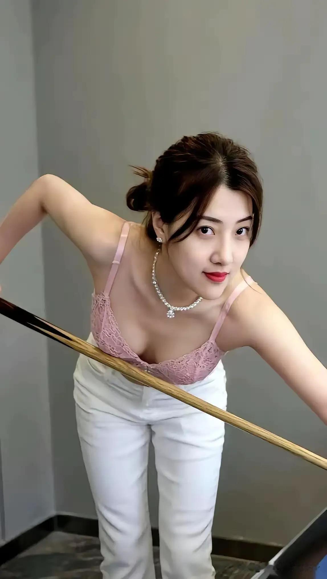 这位美女颜值极为出众，那盈盈眸光，极具魅惑力。她打台球时，半露的酥胸隐隐绰绰。要