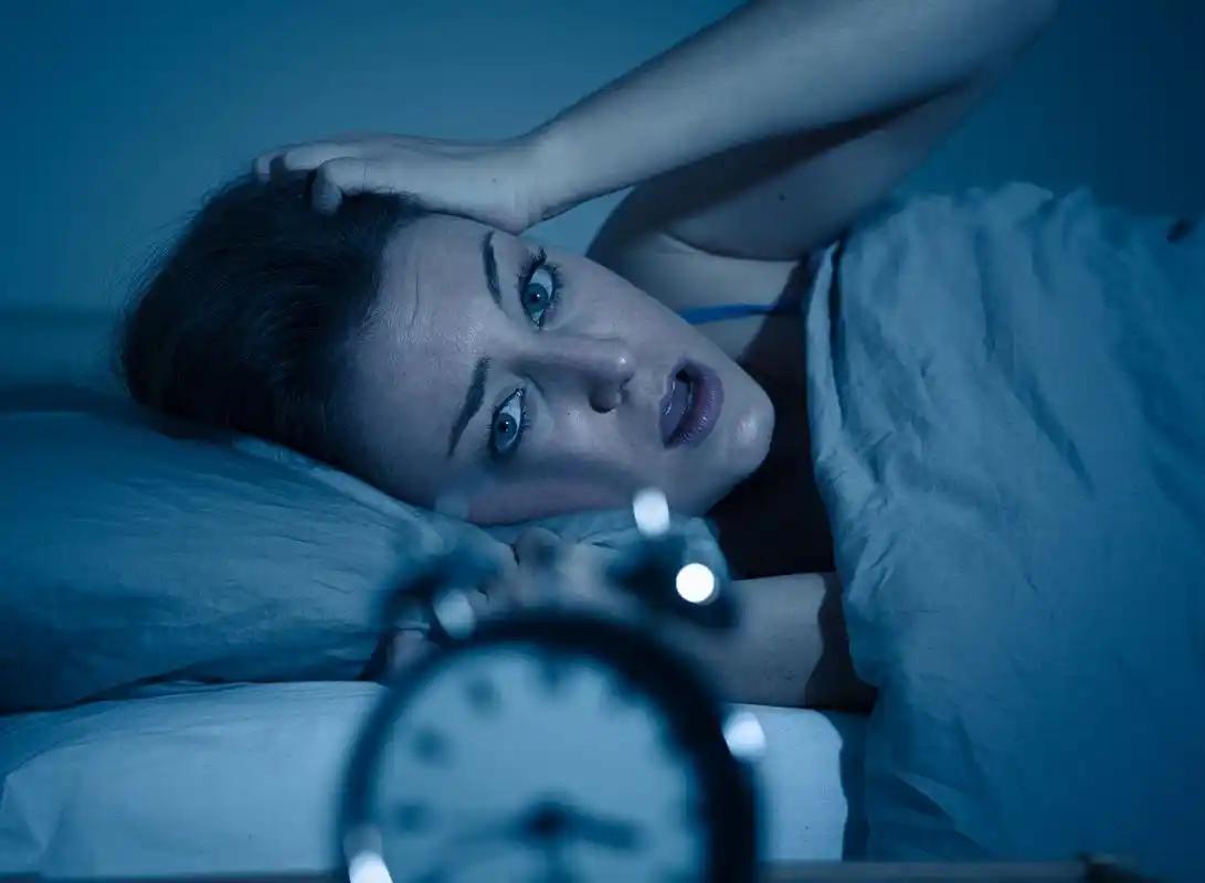 失眠6大误区坑惨你！达利雷生打破“成瘾”顾虑，科学助眠不踩雷张阿姨被失