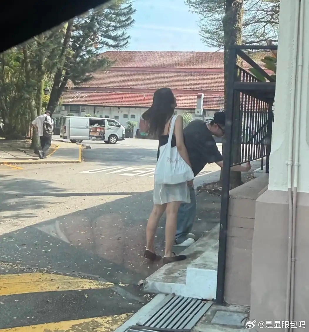 陈赫一家到新加坡游玩！俩女儿穿同款衣服，张子萱身材苗条似少女！