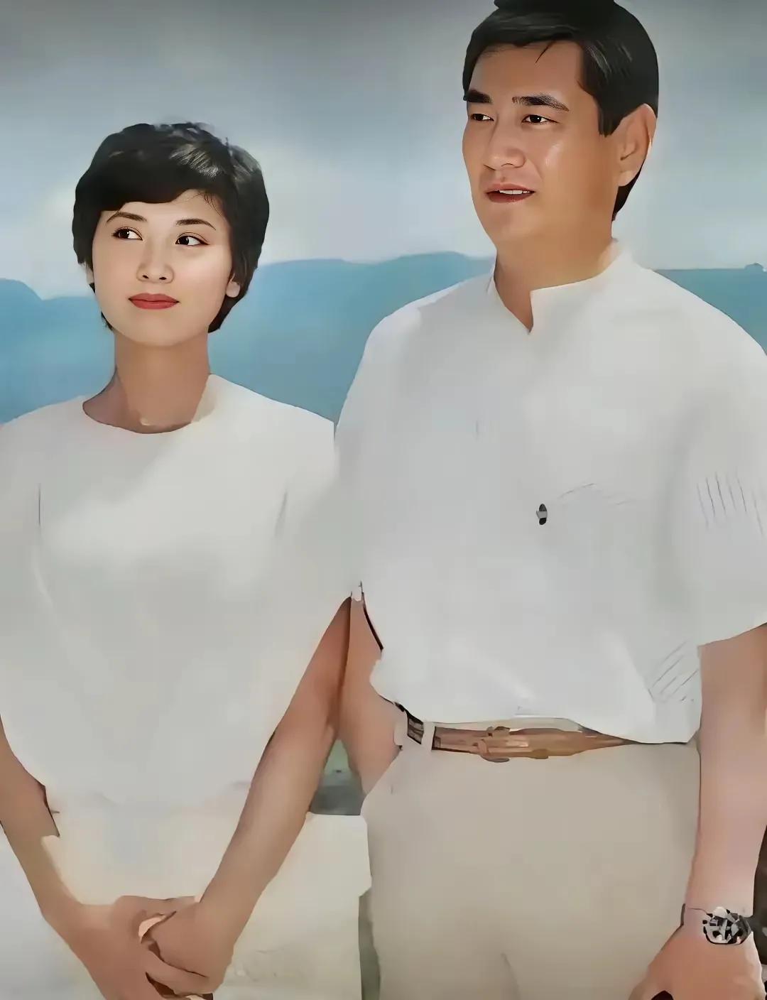 张照片太有纪念意义了，一位是“男神硬汉”高仓健，一位是“女儿国国王”朱琳的永恒瞬