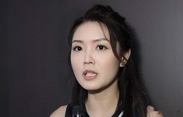 港姐陈庭欣和谈了八年的富商男友杨振源，真的分了。两人没吵没闹，也没爆第三者，只