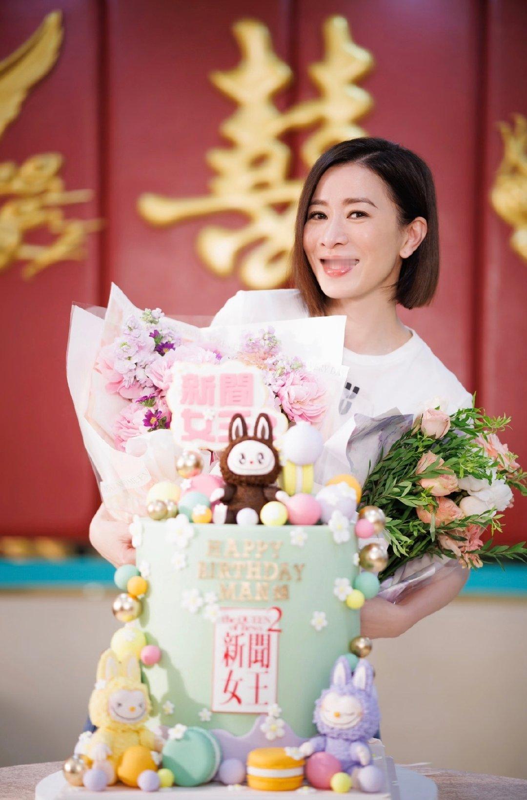转眼，佘诗曼都50张了。《新闻女王2》剧组为她庆祝50岁生日。佘诗曼抱着鲜花，一