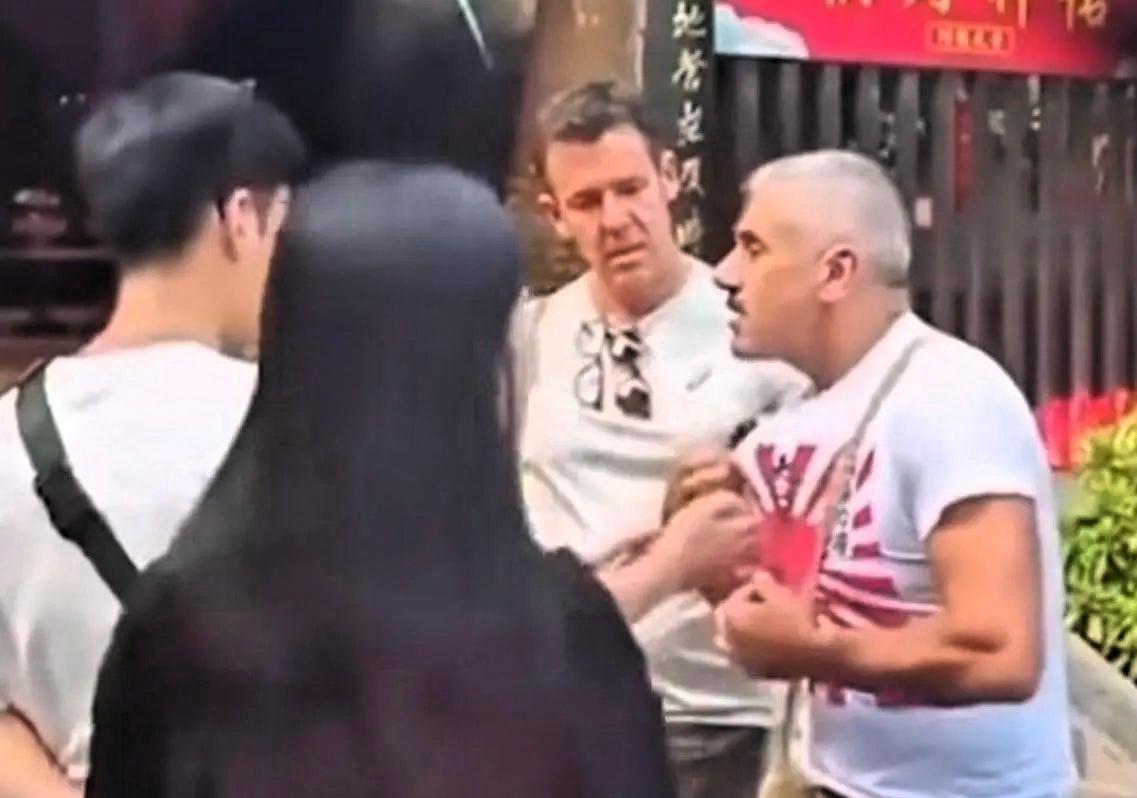太给力了，在一个景点有一个美国老外穿着带日本旭日旗T恤衫，我们国人看到后直接围上