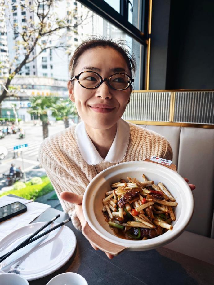 今天刘雯现身上海机场，她这次搭配的很简洁，不过看起来还是很漂亮的。刘雯里面穿