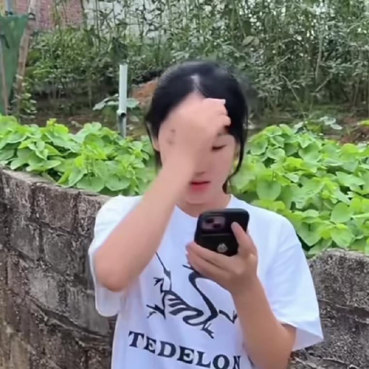 小叔和小婶和邻居发生了矛盾，起因只是因为一道臭水沟。邻居家有一个猪圈淌出了臭水，