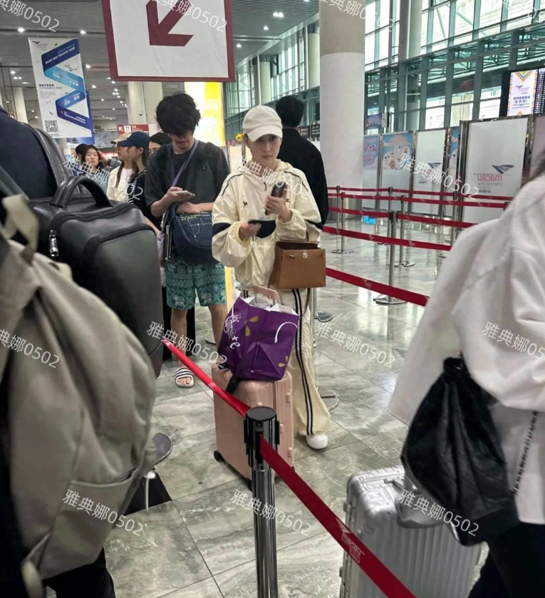 机场遇到了赌王三房的女儿何超莲，本人个子不高瘦瘦小小的，跟想象的豪门千金出行前呼
