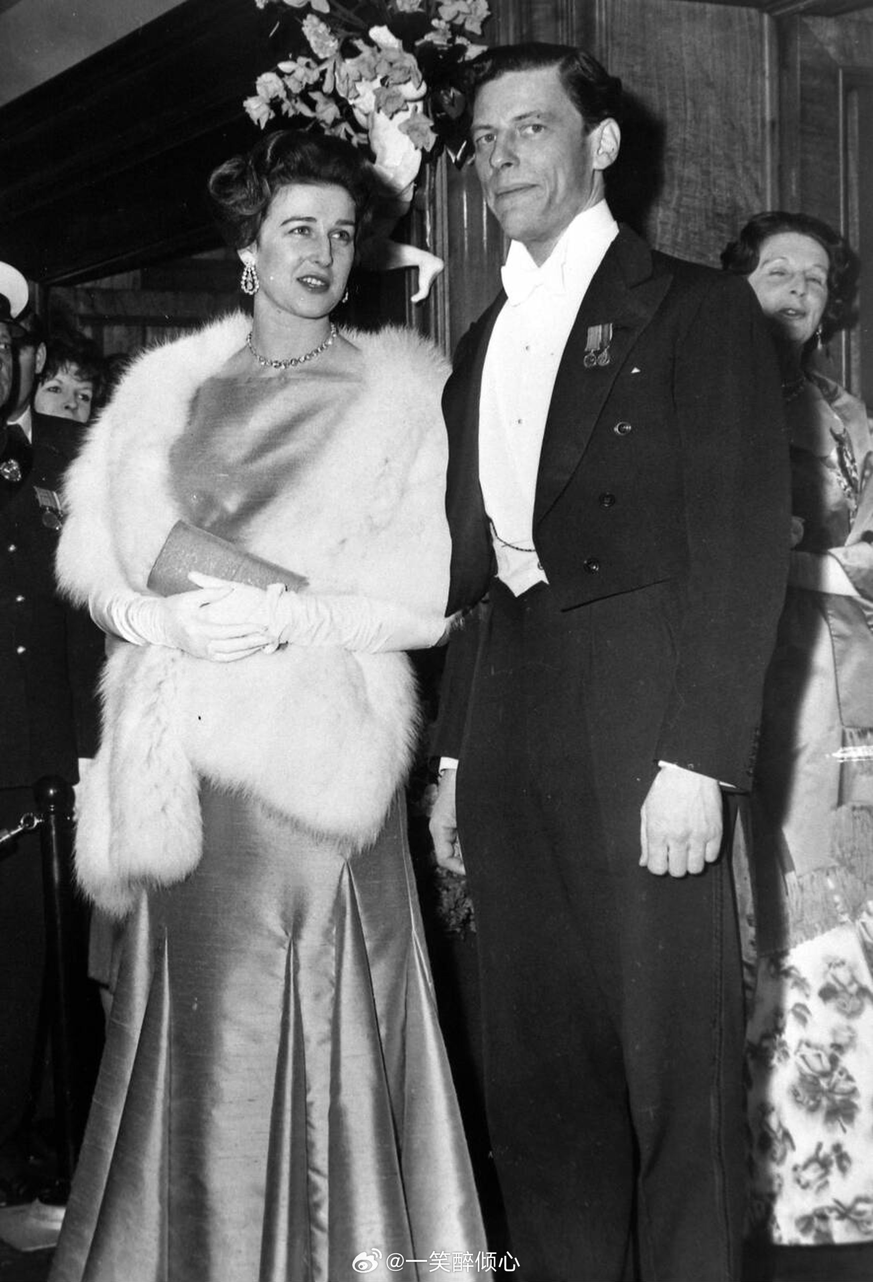 英国王室1963年3月19日，伊丽莎白王太后和斯诺登第一代伯爵夫妇在伦敦莱斯