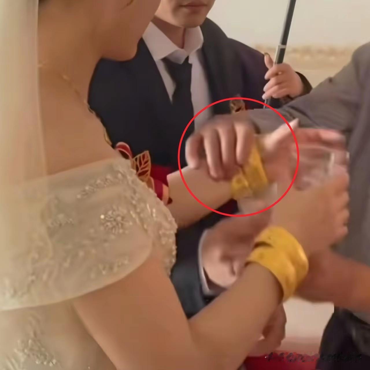 江西一位婚礼主持人在新人喝交杯酒的环节，为了把气氛弄得热烈一些，两只手分别抓住了