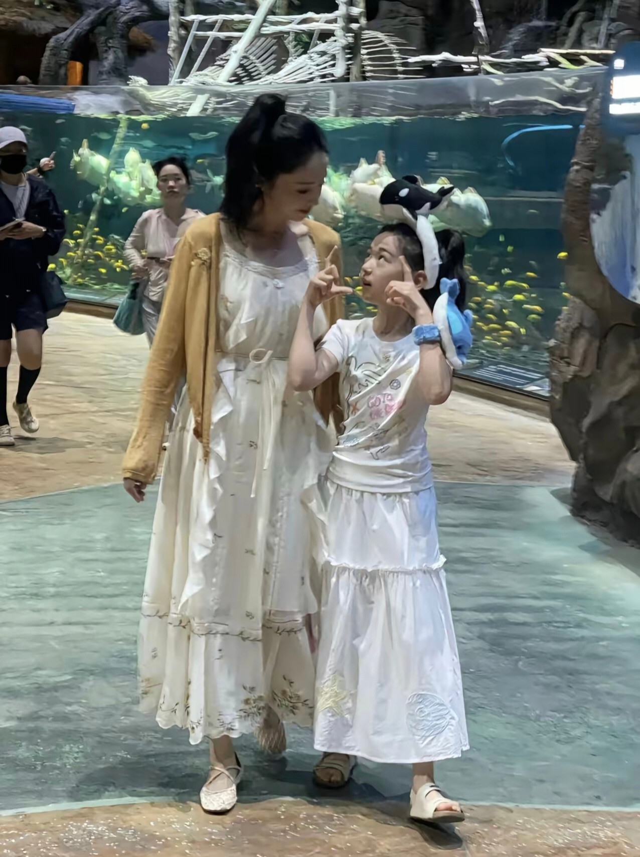 6岁董璇和10岁女儿小酒窝现身珠海长隆飞船乐园避暑，母女俩在小吃摊买薯塔，女儿小