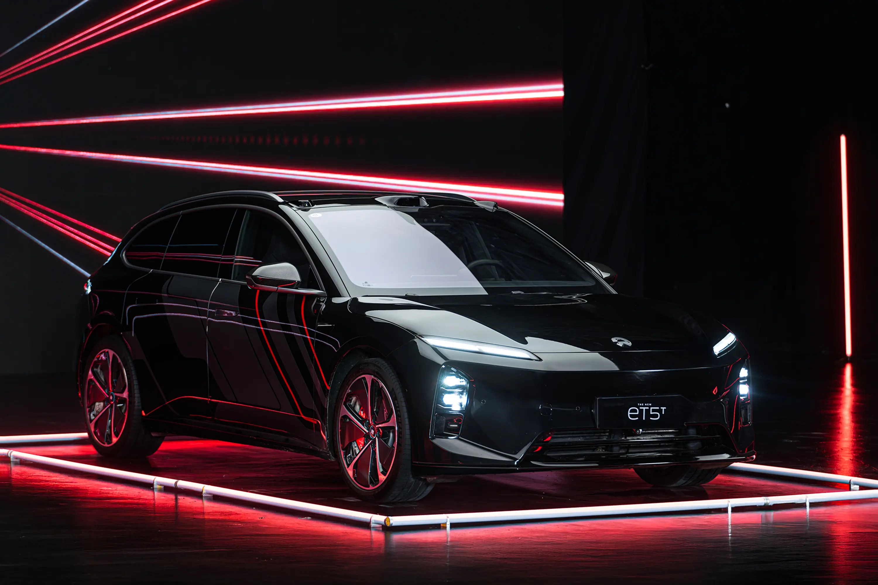 开ET5T这段时间，越用越get到它的适配感。紫色内饰+暗影套装的设计很戳审美，