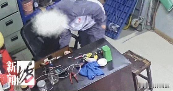 上海，一男子偷窃了同事的5万元现金，回头还擅自将监控的储存卡给拔掉，甚至当着同事