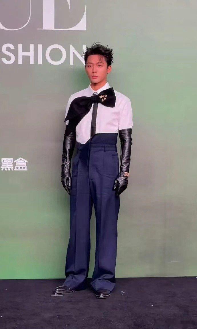 张晚意红温洗碗工感觉他自己也很难受，很别扭，浑身不自在，全身紧绷！太难为他参加