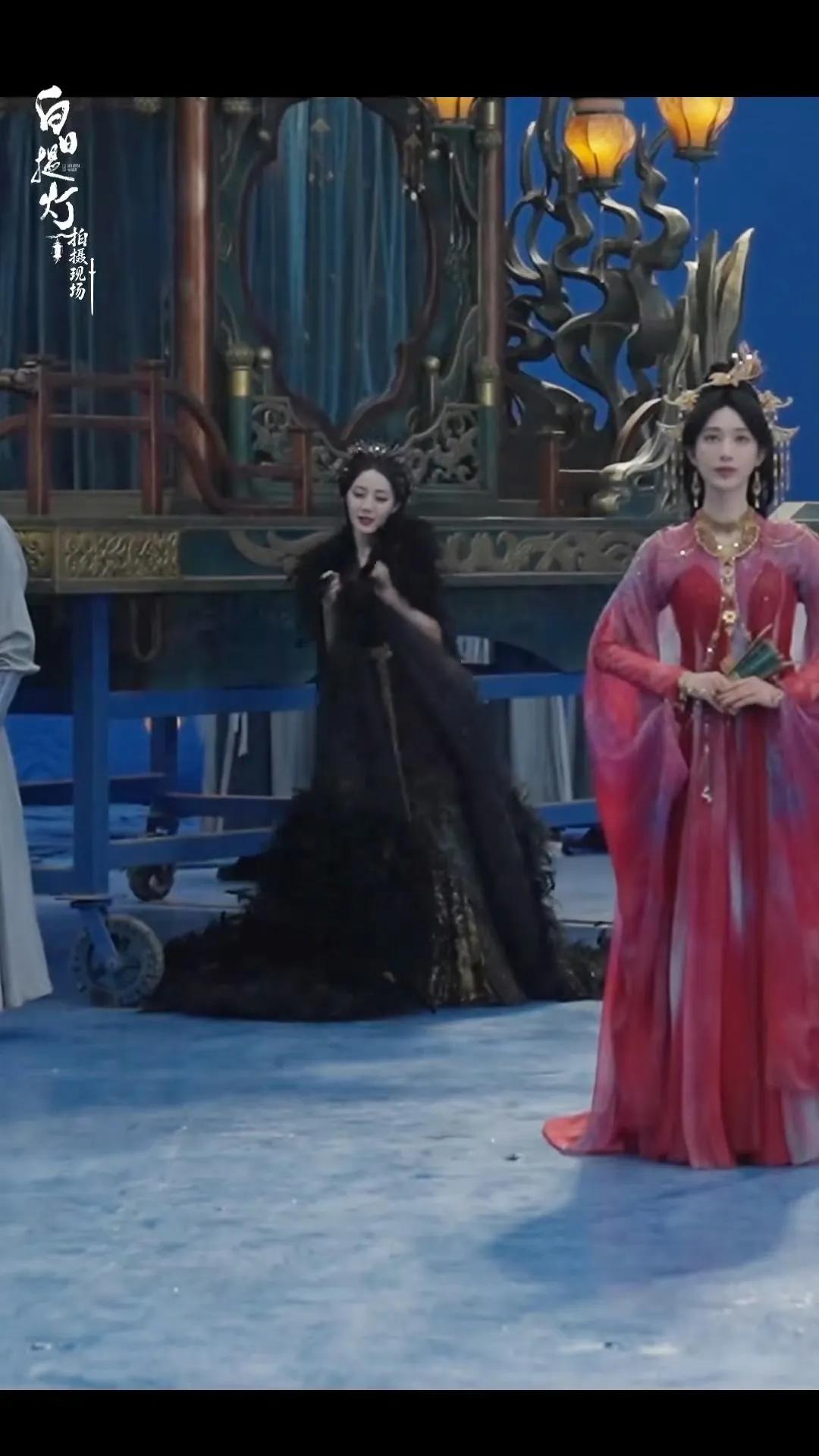 谁被迪丽热巴的反差感戳中了！候场时直接化身归墟舞王，在陈飞宇、张俪身后偷偷唱跳，