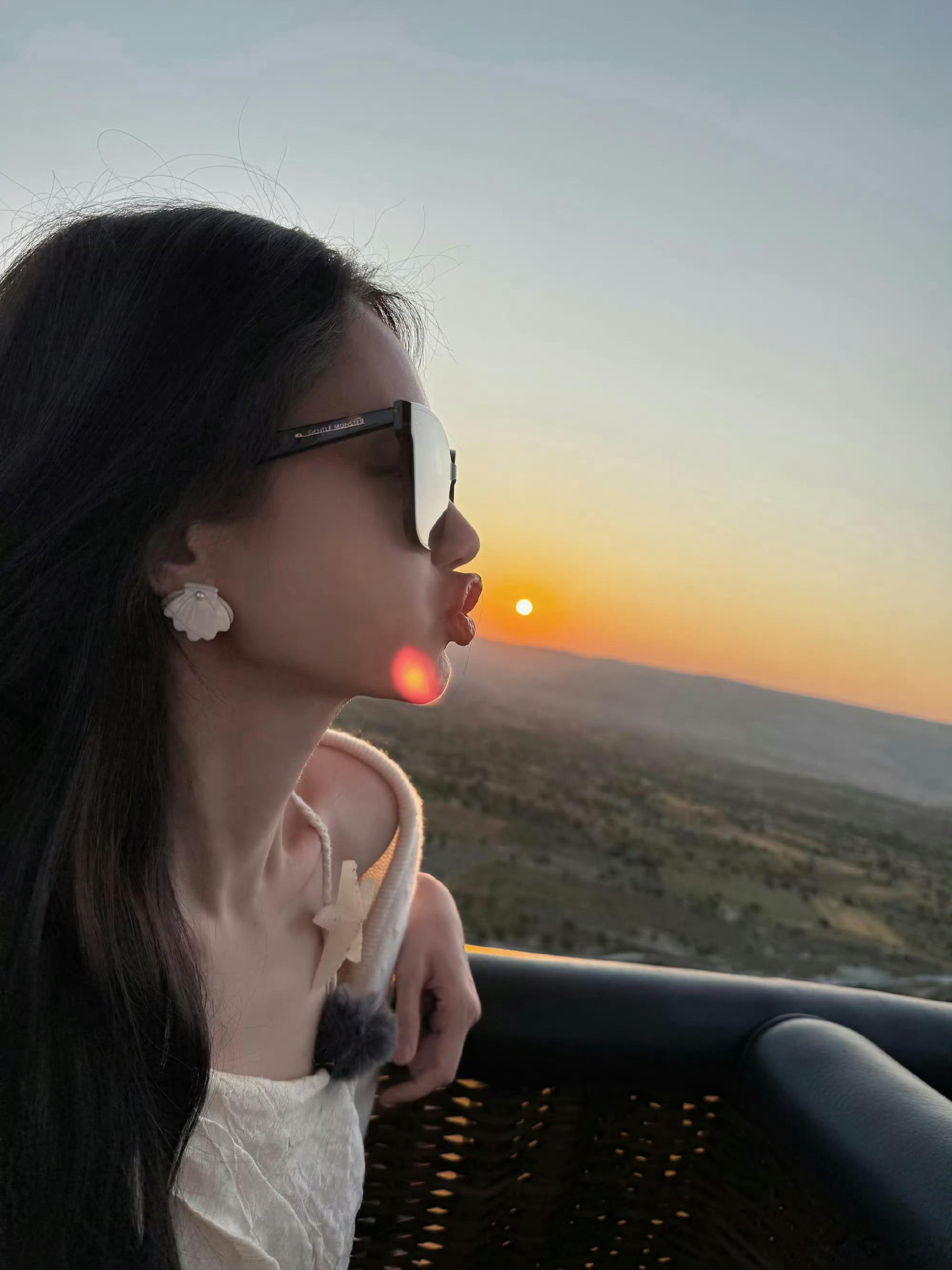 李一桐噘嘴比了个心李一桐的这个噘嘴比心真的太有感染力了，热气球和她的可爱都太绝了