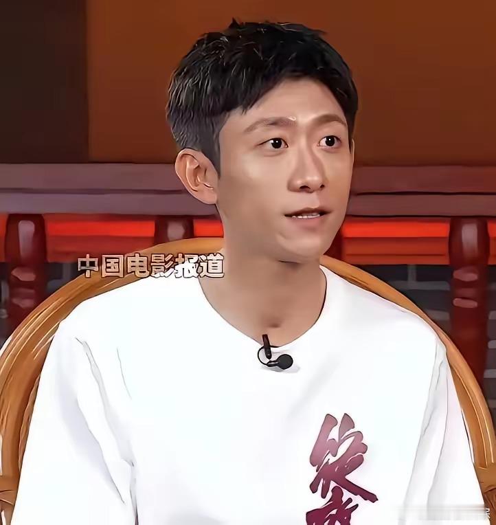 同样从《家有儿女》那间客厅跑出来，杨紫和张一山早奔了两条路。白玉兰那晚，杨紫坐的