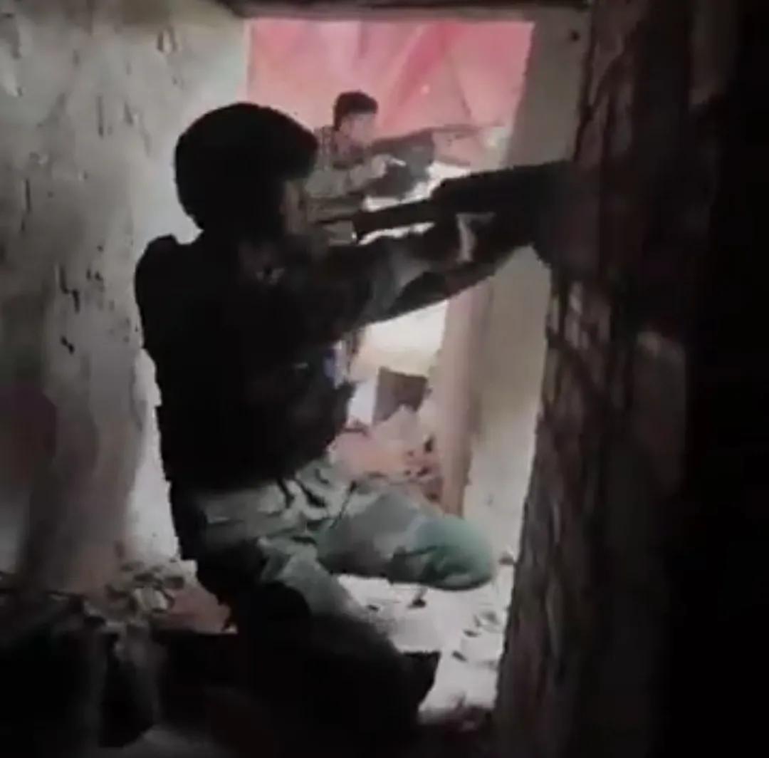 柬埔寨军队士兵在战壕里向泰国军队开枪射击。嘴里叼着烟，也根本不看战壕外面，就是来