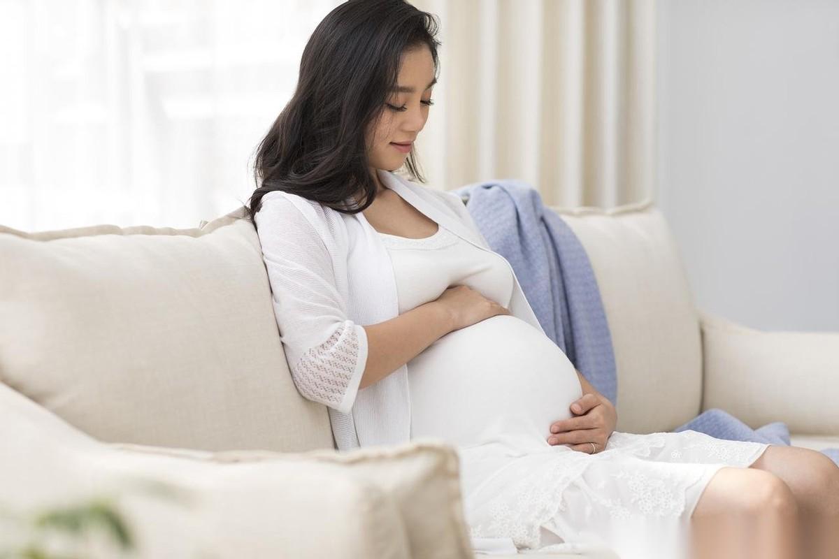 这就是未婚先孕的代价！安徽安庆，女子和男友异地恋一年后，发现怀孕，匆匆办了婚礼但