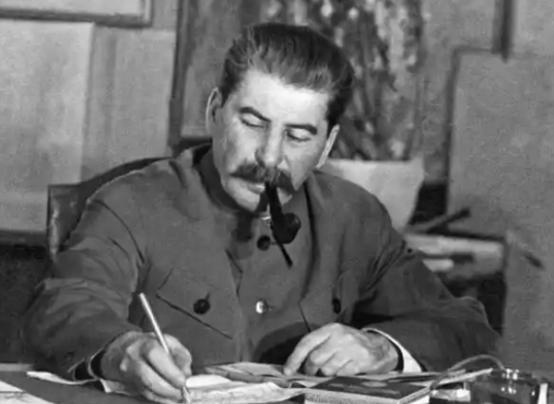 1950年12月2日，斯大林在克里姆林宫彻夜未眠，当他读完志愿军第9兵团