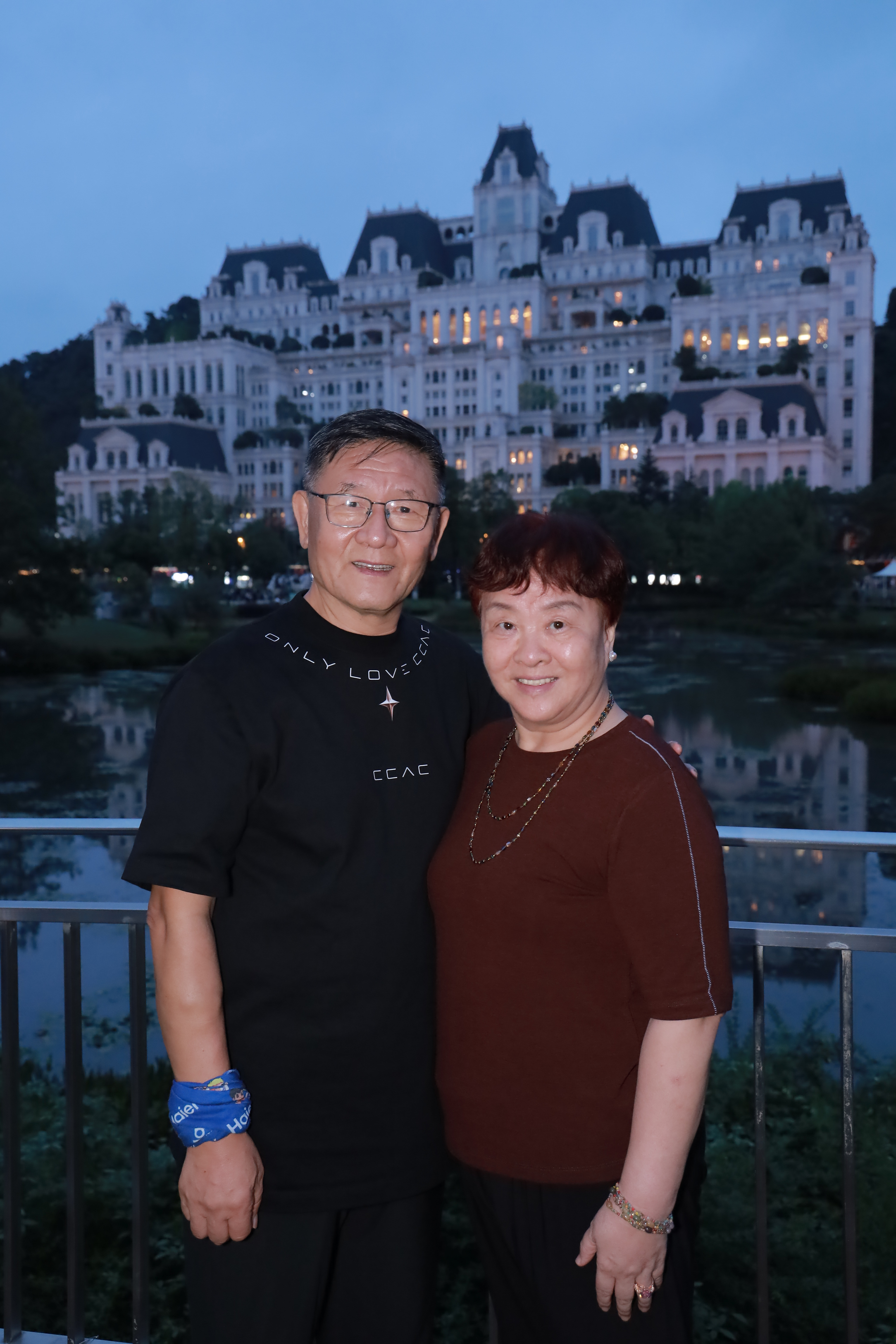 贵阳的夜：夜晚的双子塔灯光秀，红白光影交织挺漂亮！还有像白宫一样的欧式建筑倒映在湖水中，宛如在欧洲。