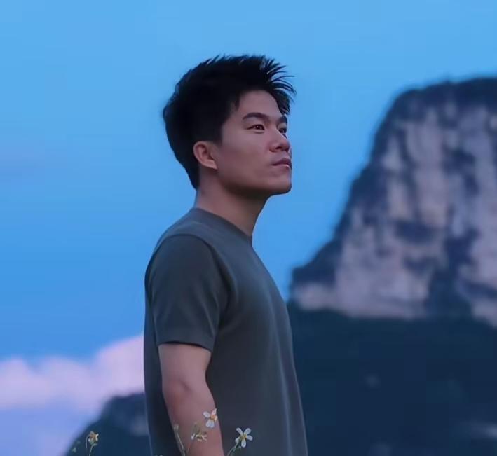 记者曾打趣麦家：“众所周知您是一个不爱社交的人，为什么却喜欢董宇辉喜欢到跟他“勾