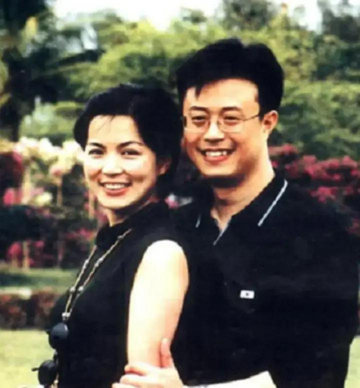 1999年，前央视主持人白燕升刚结婚9个月，妻子意外摔成瘫痪。妻子说，"趁没有孩