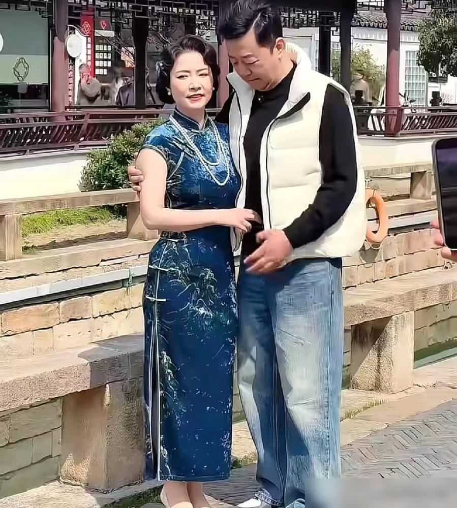 41岁李燃为郭涛放弃事业，20年后看着像同龄。苏州，清水混凝土墙前。41岁的