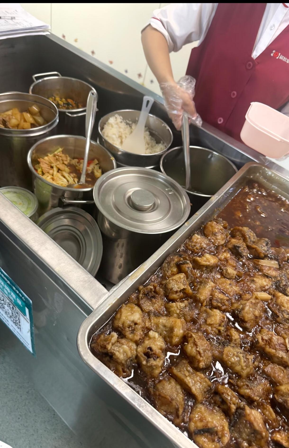 北京医院，不让外卖，只让订餐一天餐标就88，可以选择不吃哪一顿。有人说贵，有说