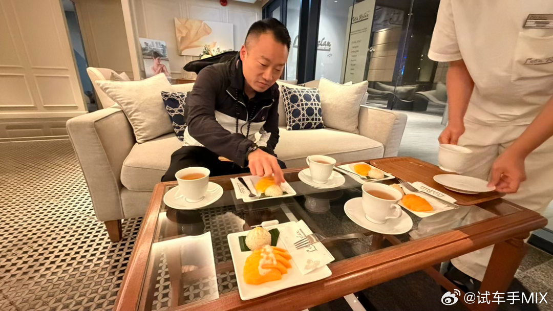 这两日把路虎暂存在泰国让帮忙照料转身去北京看一台自己很喜欢的两座车❤️​​​