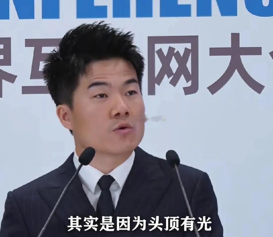 董宇辉这个人，完全经不起细究，因为仔细一查，就会发现，他这个人内场太强大。当他站