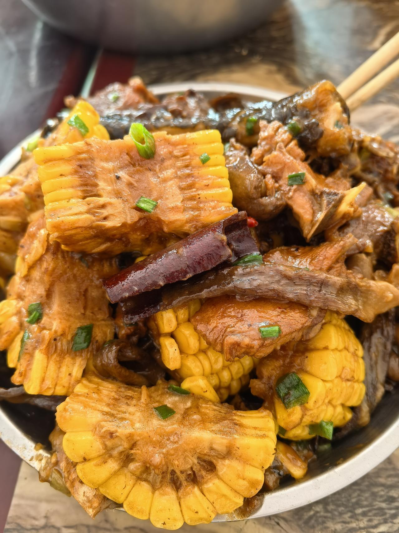 今天家庭聚会，自己做的地锅鸡，好吃😋风味地锅鸡