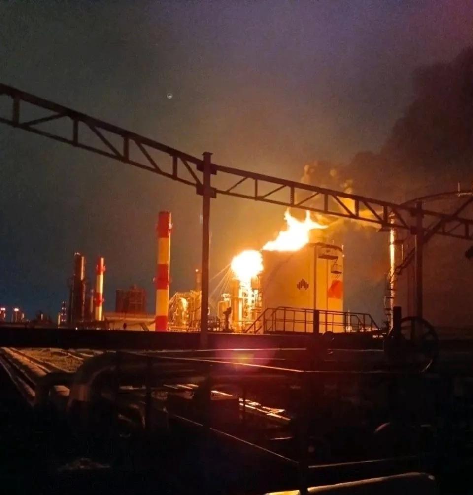 俄媒消息，罗斯托夫一能源设施遭到袭击。当地时间9日，罗斯托夫州州长斯柳萨里证