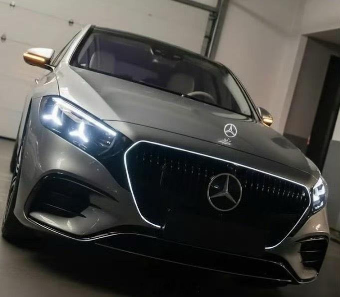 疑似新奔驰S级无伪装曝光，大灯变成了双三叉星的结构，只不过这个拍摄角度，差点