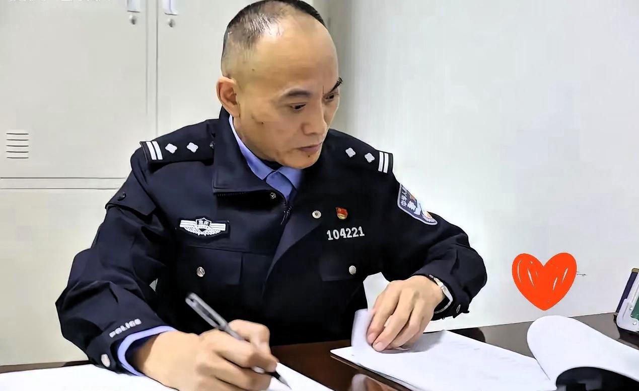 重庆10岁男孩被误以为划坏奥迪，所有人都从监控认定是他，父亲也赔付了3500元。