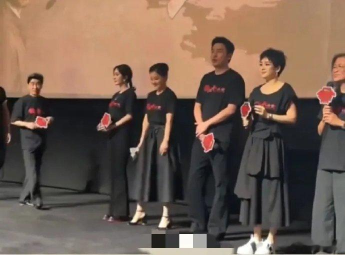 章子怡，骨子里的争强好胜，连电影T恤都折腾出独特。剪领露颈，短袖秀臂，卷摆显腿，