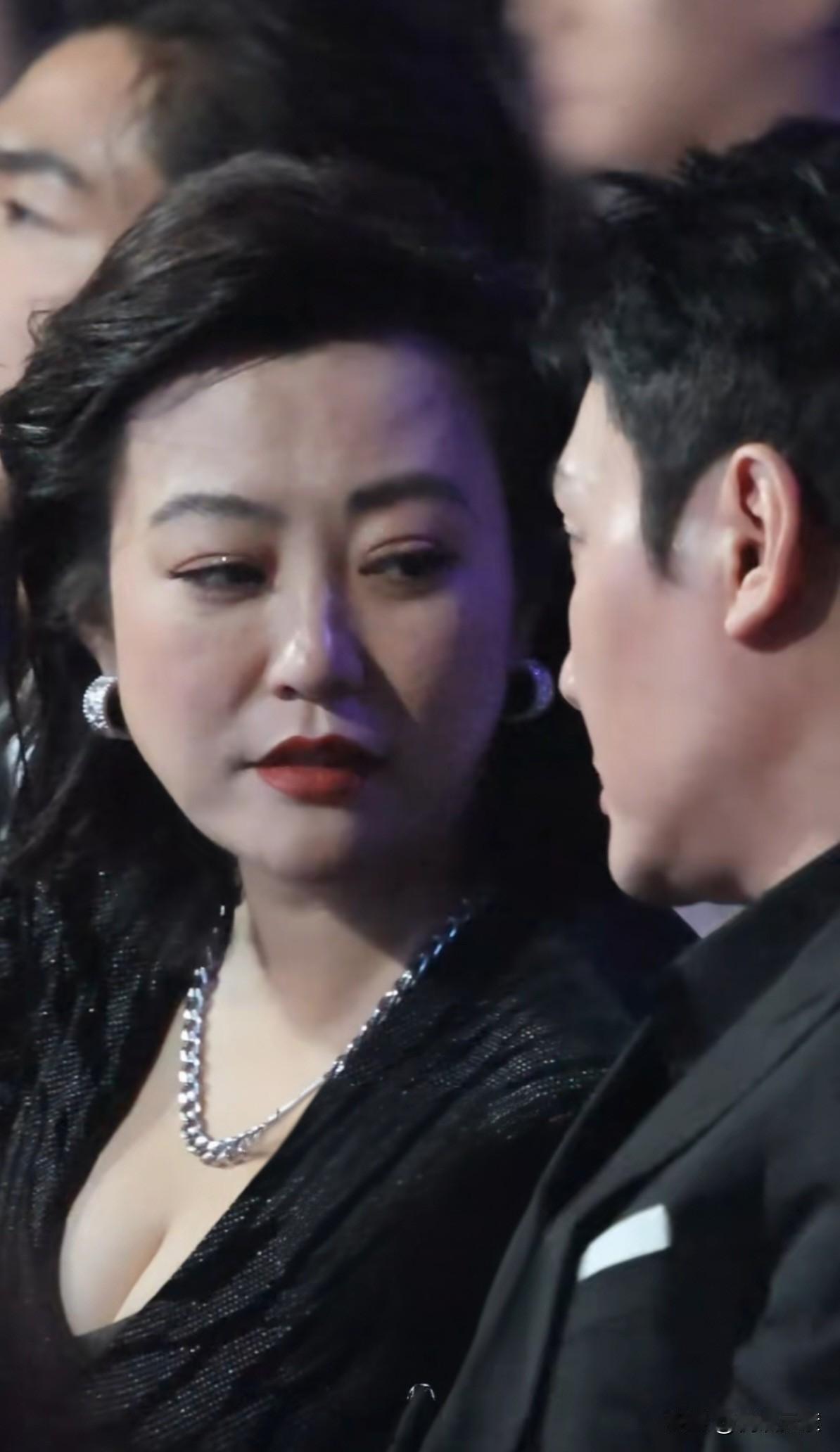 赫蕾坐在张翰和冯绍峰两个顶级帅哥中间，风姿绰约，眉目传情，是迷倒男人的那种。