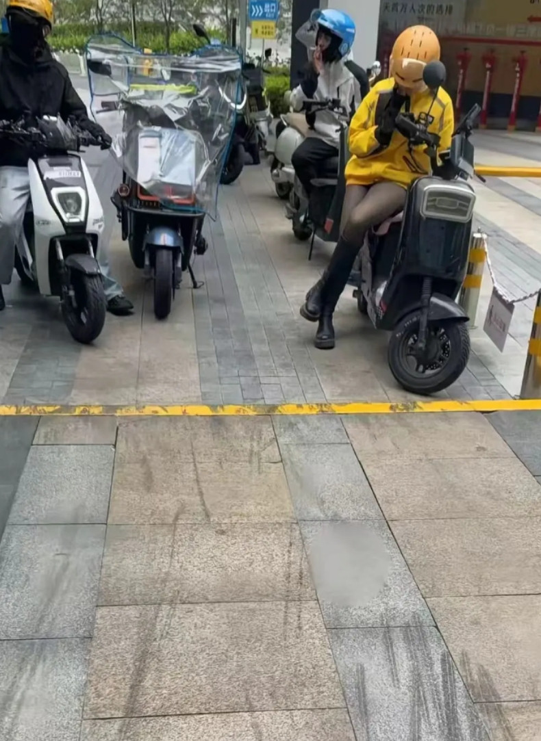 现在好多女同志送外卖