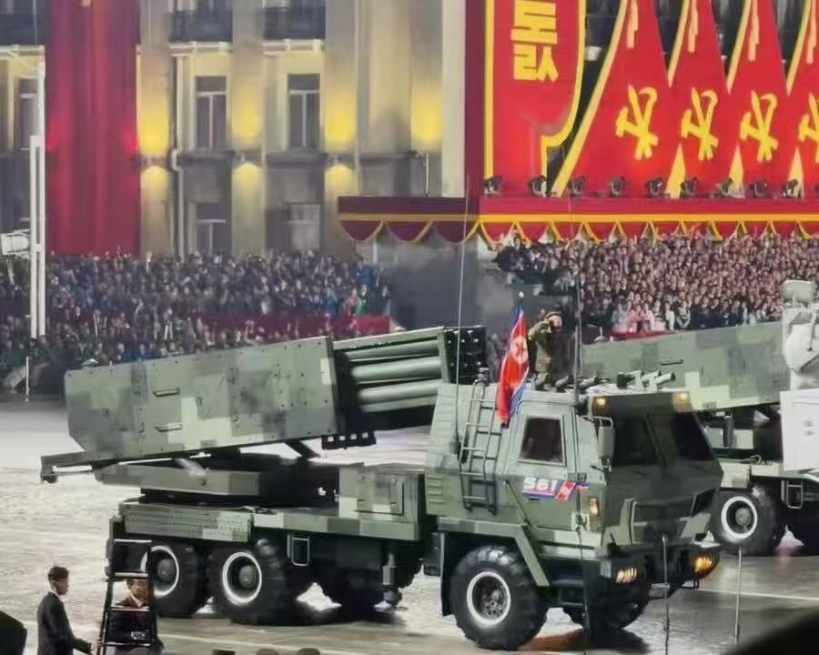 “金马斯”火箭炮首次亮相，朝鲜像是摸到了科技树的“电门”！在朝鲜劳动党80周