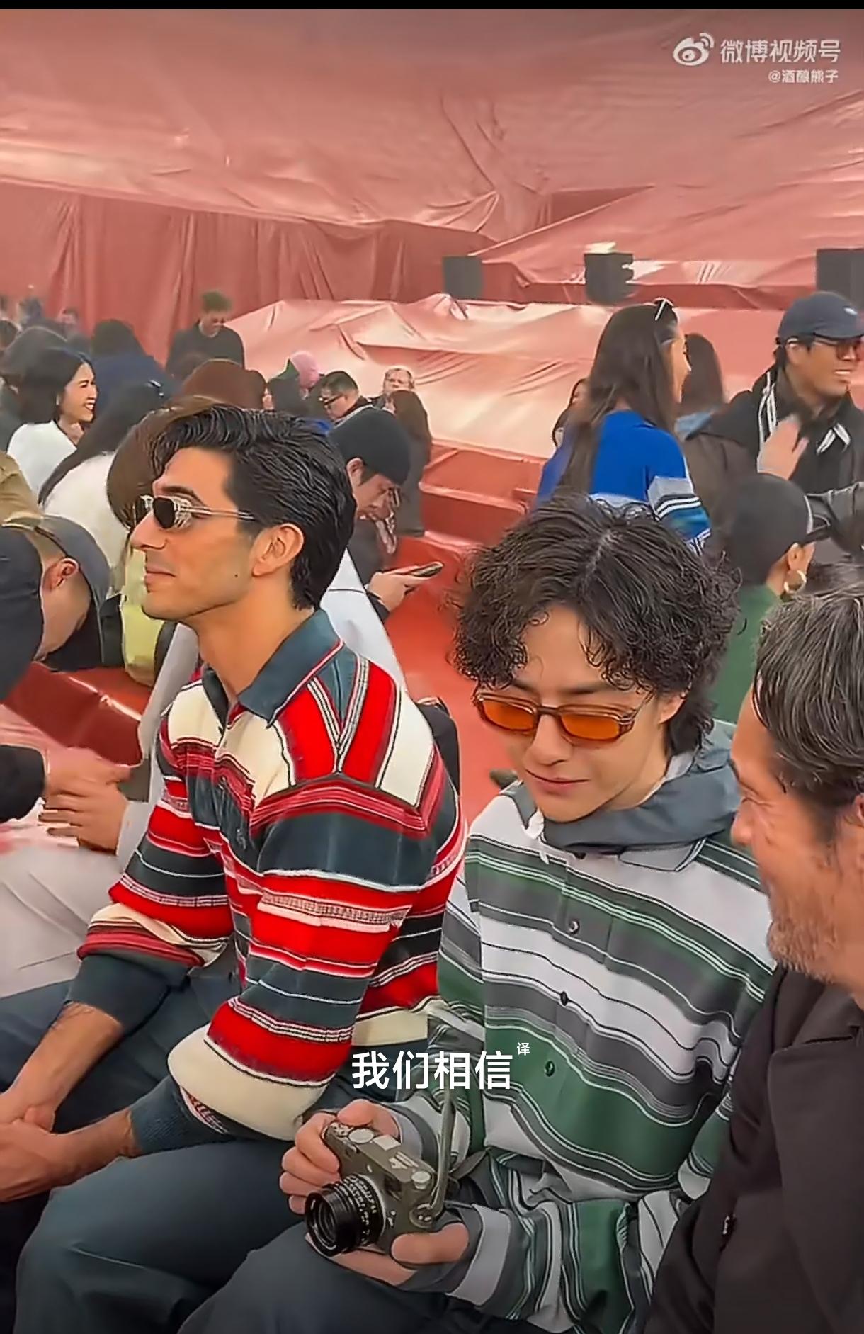 王一博这次海外看秀真的太给人惊喜了！在大秀现场直接和品牌高层轻松畅聊，全程不用翻