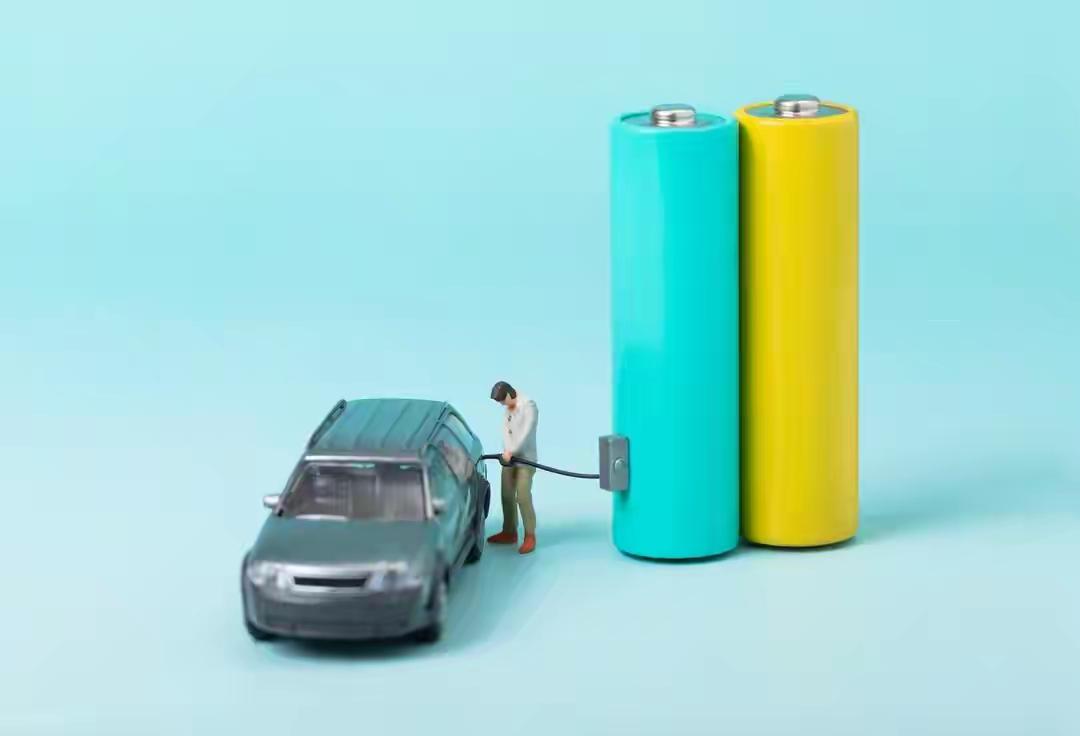 中国固态电动汽车电池下线这不仅仅是一条行业新闻，更像是一场静悄悄的革命。想象一